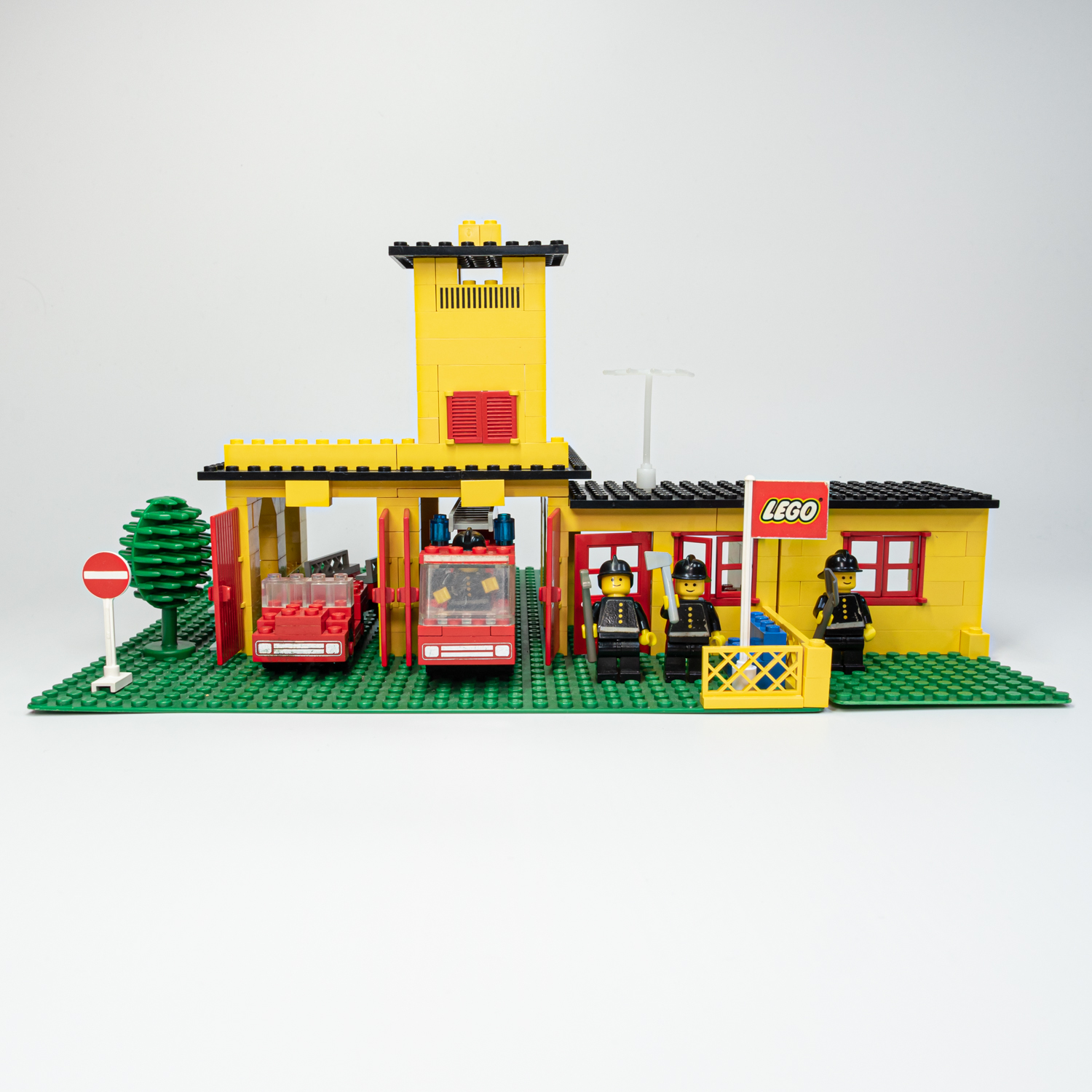 LEGO 374 - Tűzoltóság - Fire Station