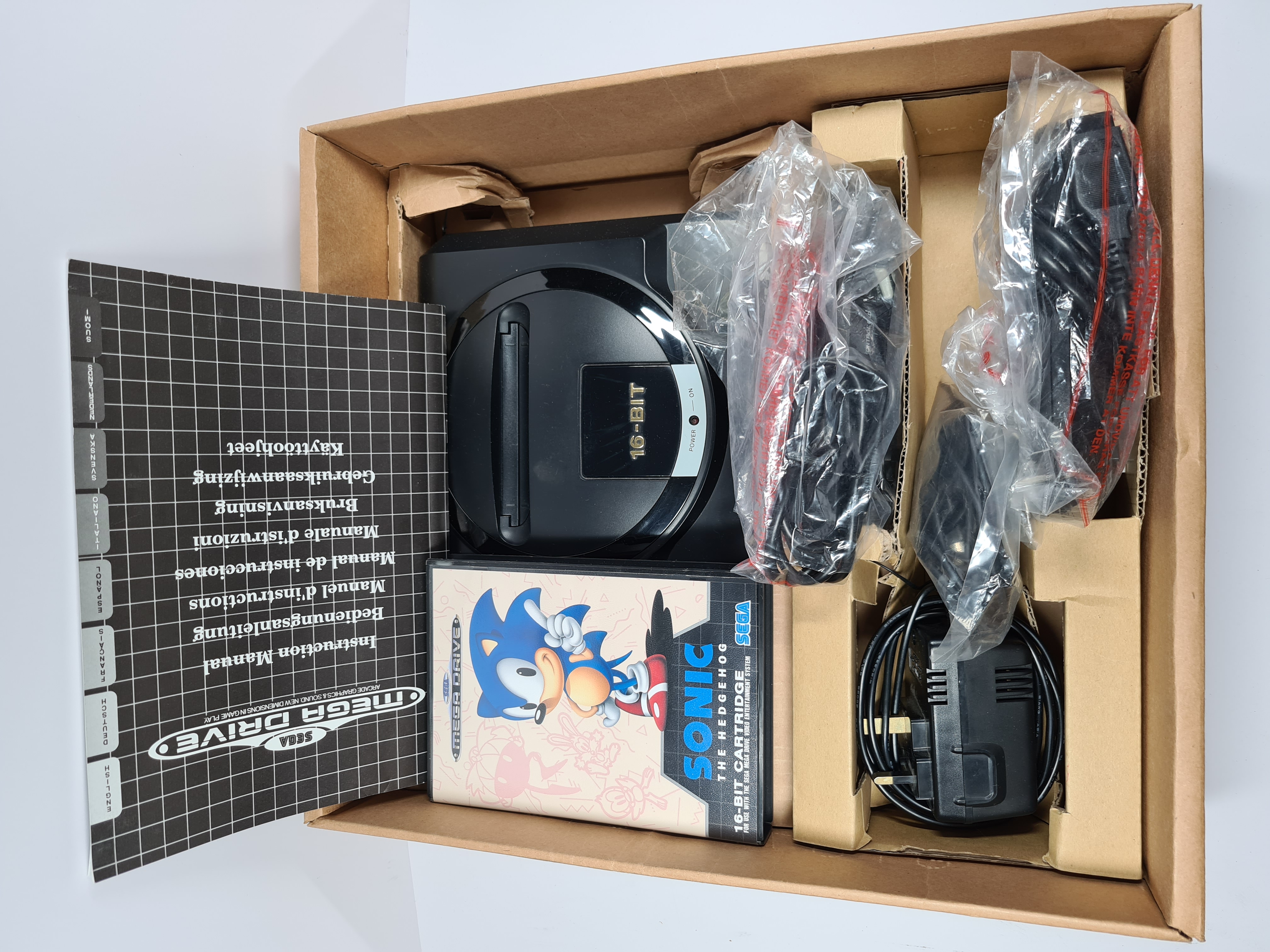 Sega Mega Drive konzol Sonic The Hedgehog játékkal